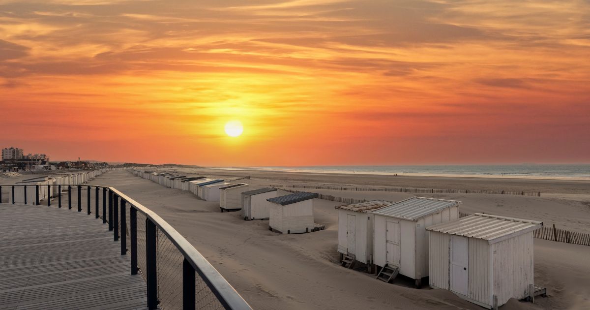 plage de calais avec un coucher de soleil